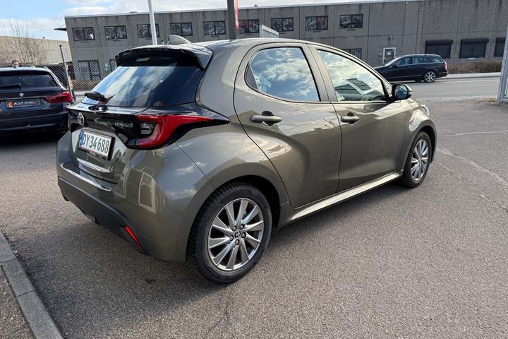 Grå Toyota Yaris fra 2022