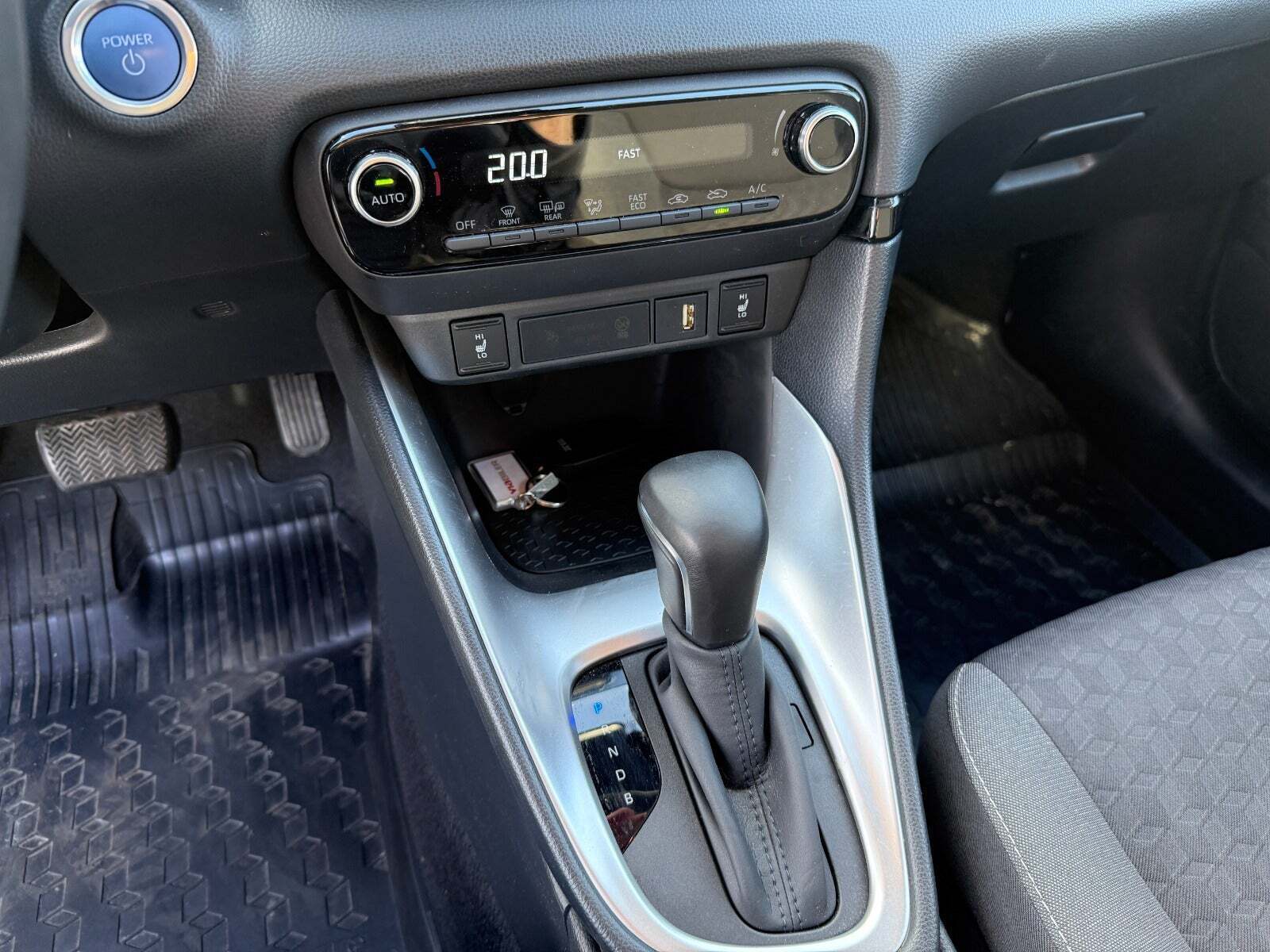 Grå Toyota Yaris fra 2022