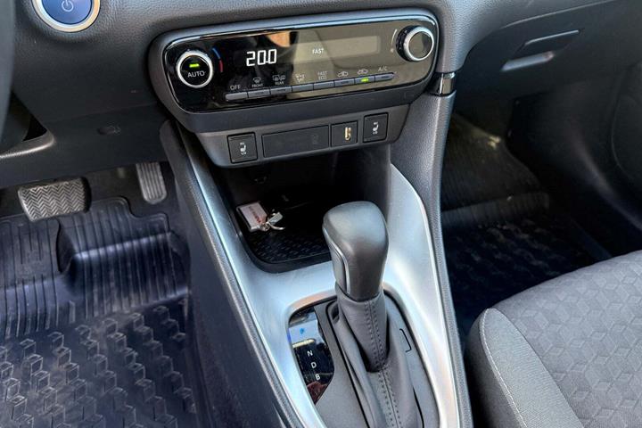 Grå Toyota Yaris fra 2022