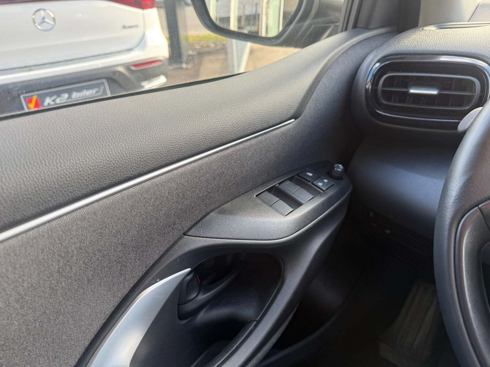 Grå Toyota Yaris fra 2022