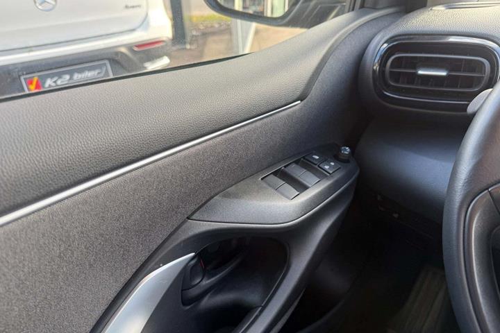 Grå Toyota Yaris fra 2022