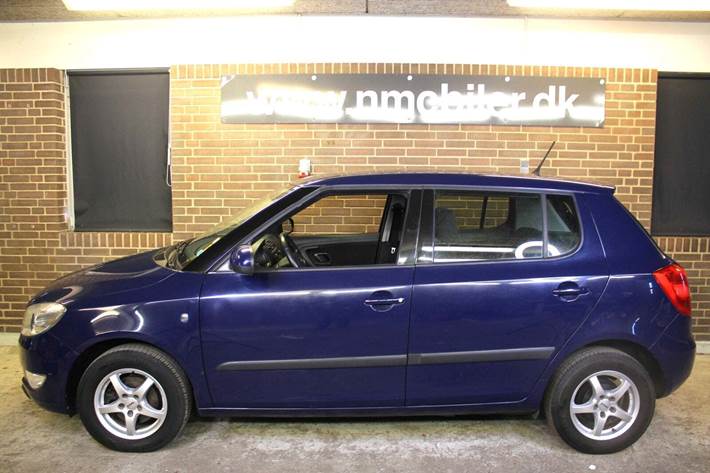 Blå Skoda Fabia fra 2013
