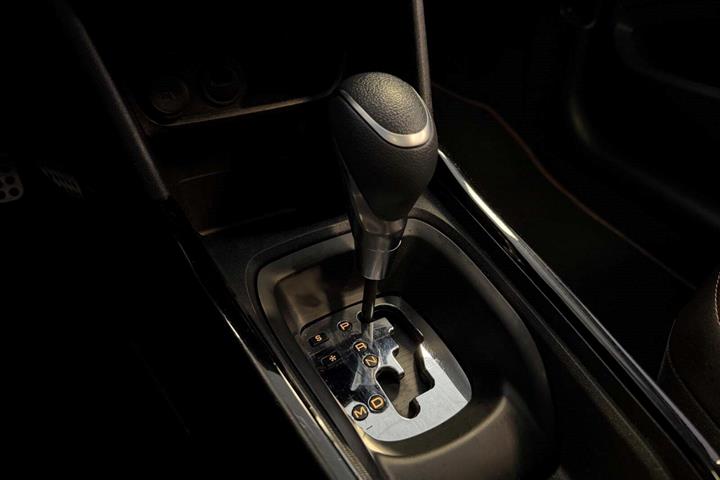 Sort Peugeot 2008 fra 2019