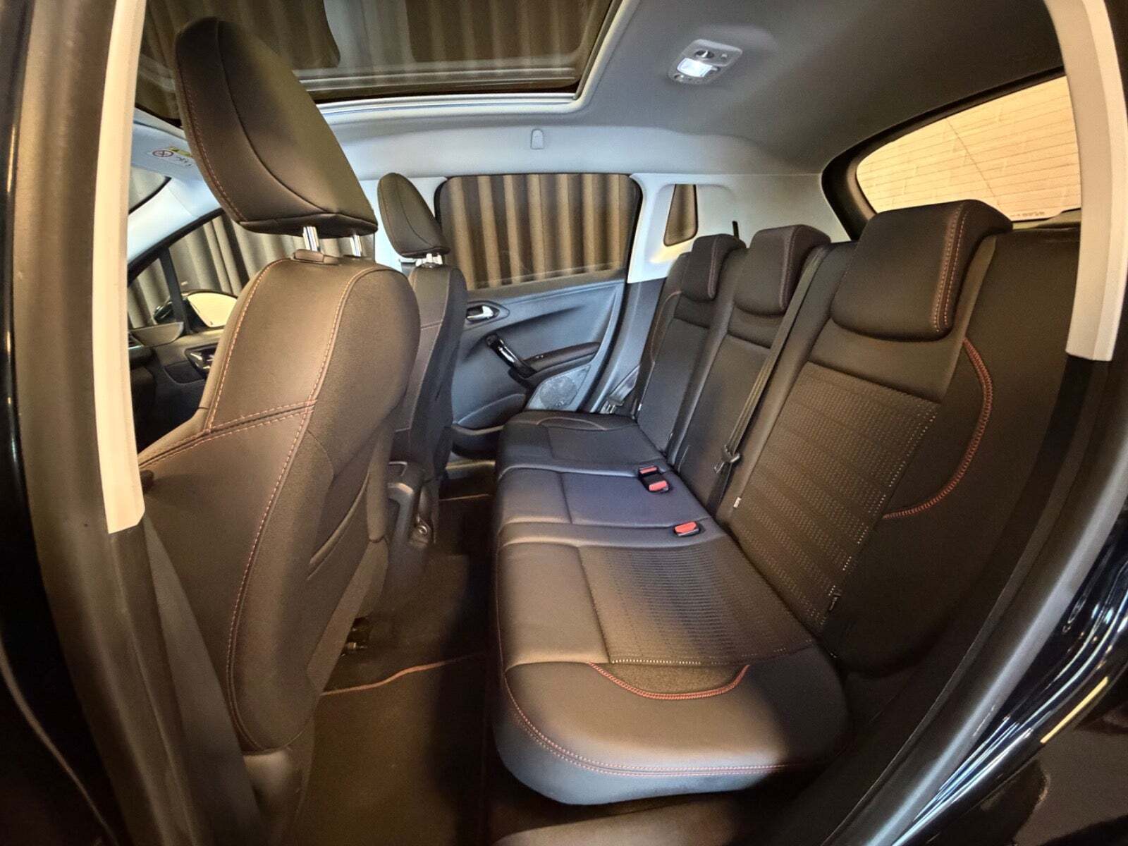 Sort Peugeot 2008 fra 2019