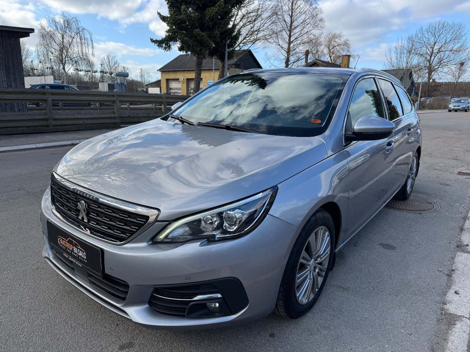 Peugeot 308 1,2 e-THP 130 Allure Sky SW