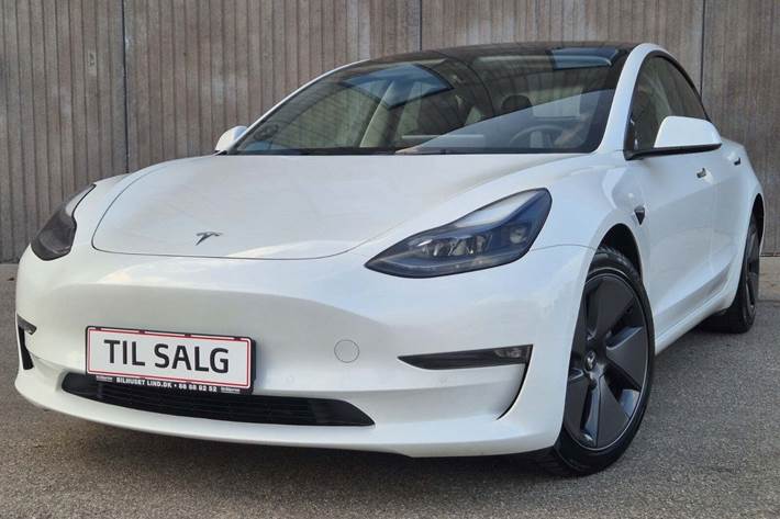 Grå Tesla Model 3 fra 2022 set udefra