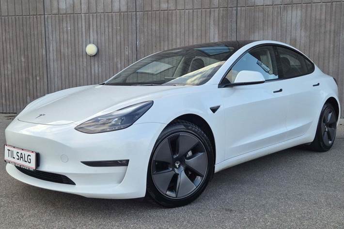 Grå Tesla Model 3 fra 2022