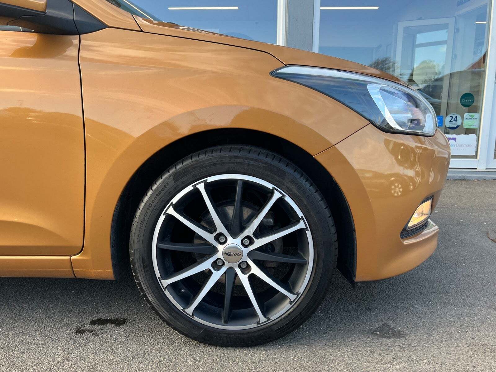 Gul Hyundai i20 fra 2016