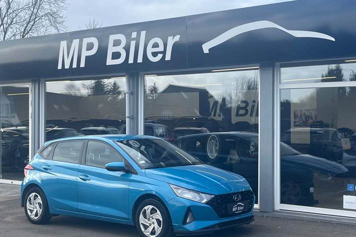 Blå Hyundai i20 fra 2021