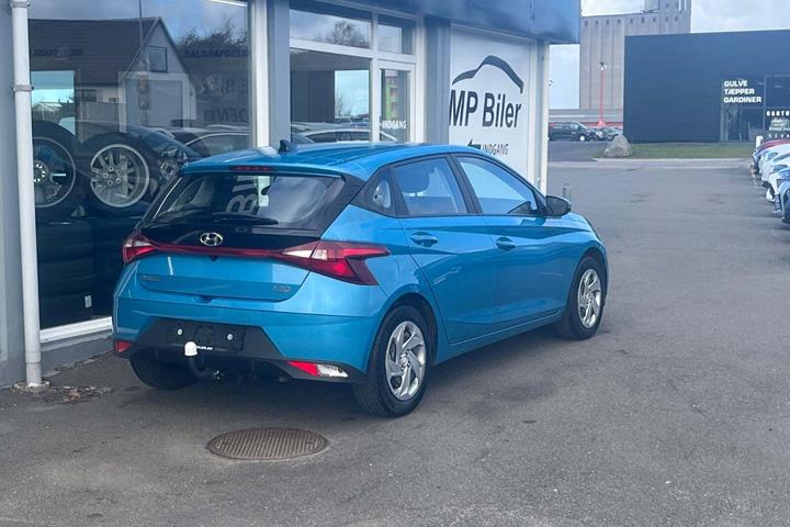 Blå Hyundai i20 fra 2021