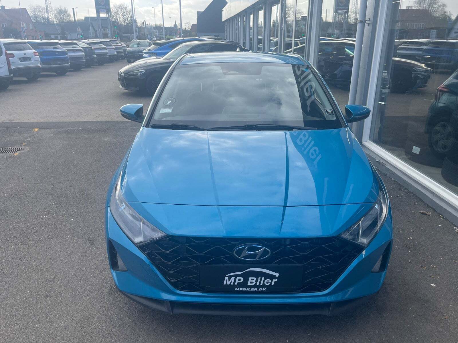 Blå Hyundai i20 fra 2021