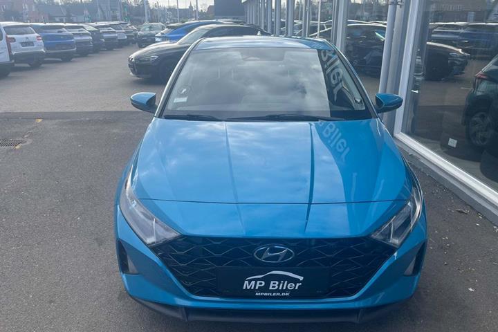Blå Hyundai i20 fra 2021