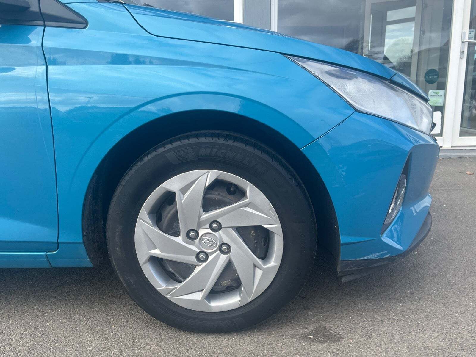 Blå Hyundai i20 fra 2021