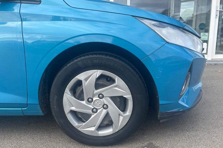 Blå Hyundai i20 fra 2021