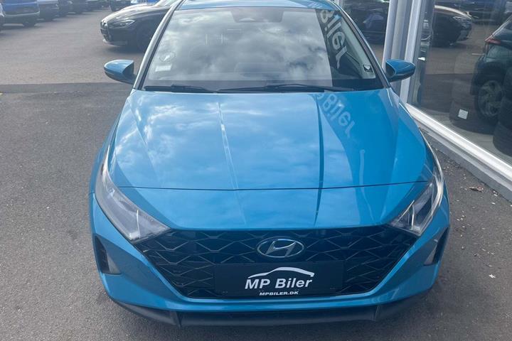 Blå Hyundai i20 fra 2021