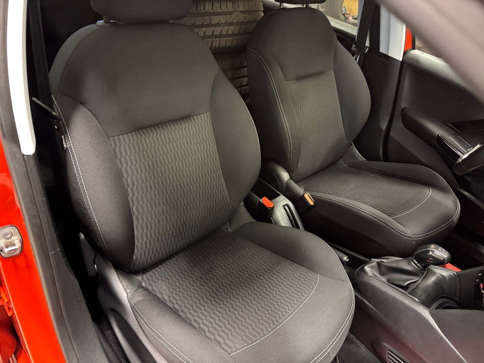 Orange Peugeot 208 fra 2018