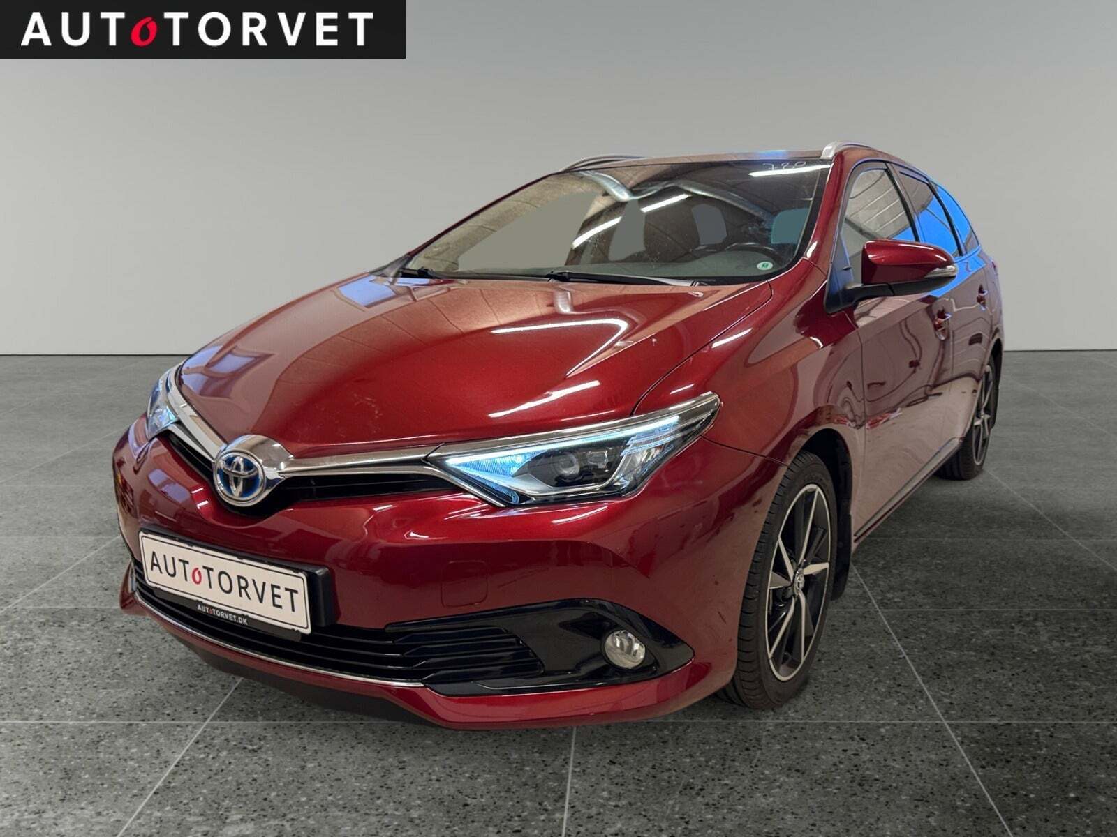Rød Toyota Auris fra 2016