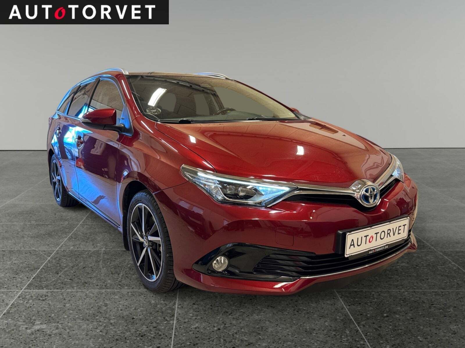 Rød Toyota Auris fra 2016