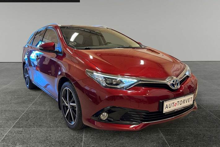 Rød Toyota Auris fra 2016