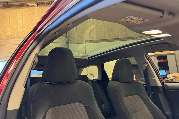 Rød Toyota Auris fra 2016