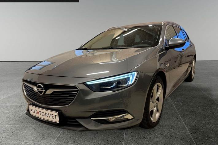 Grå Opel Insignia fra 2018 set udefra