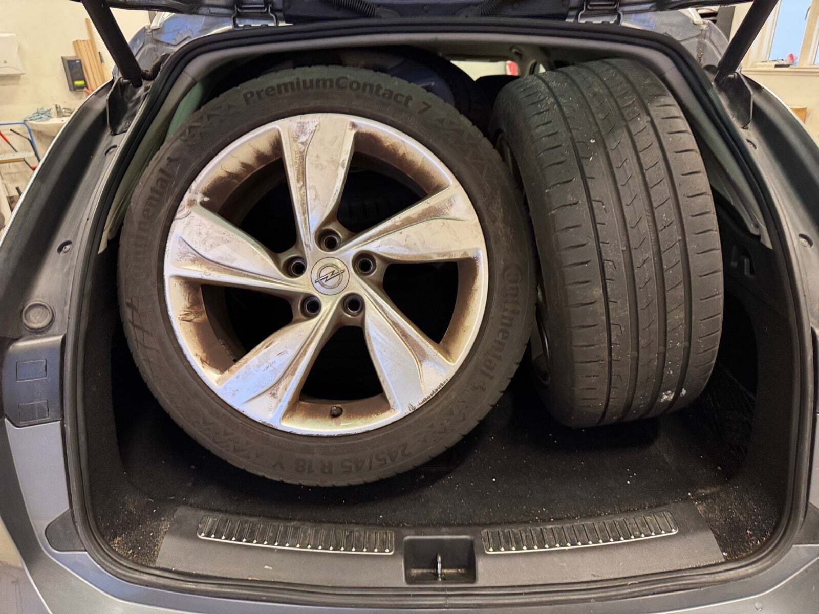 Grå Opel Insignia fra 2018