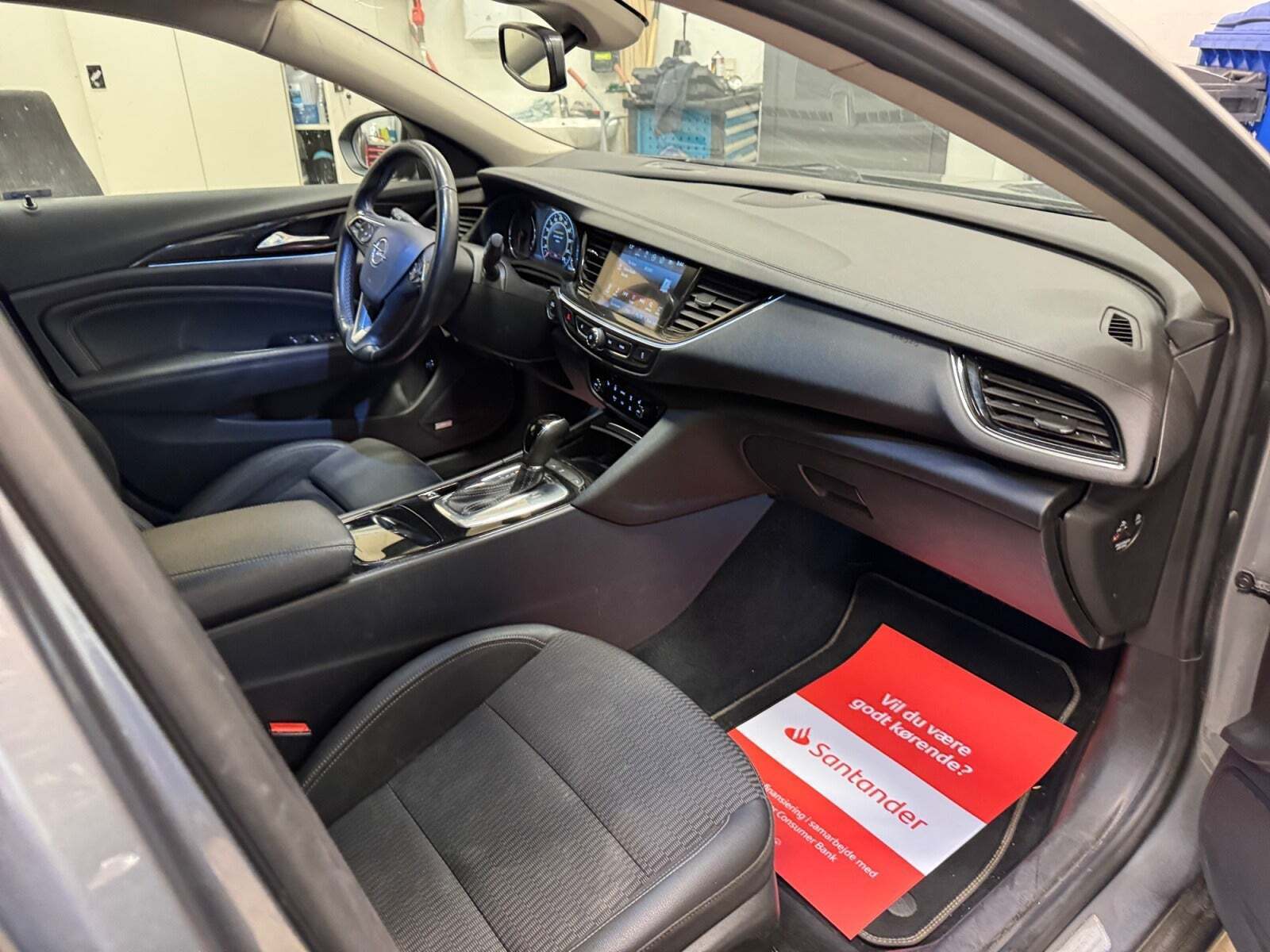 Grå Opel Insignia fra 2018