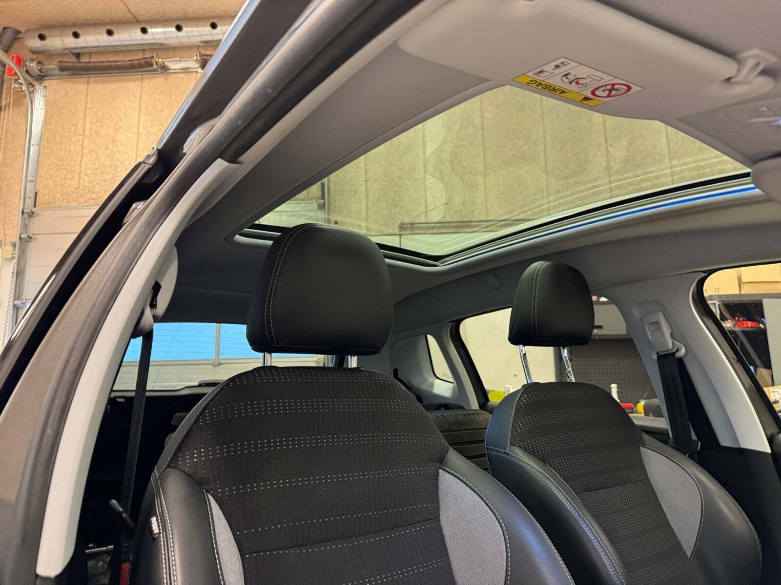 Grå Peugeot 2008 fra 2018