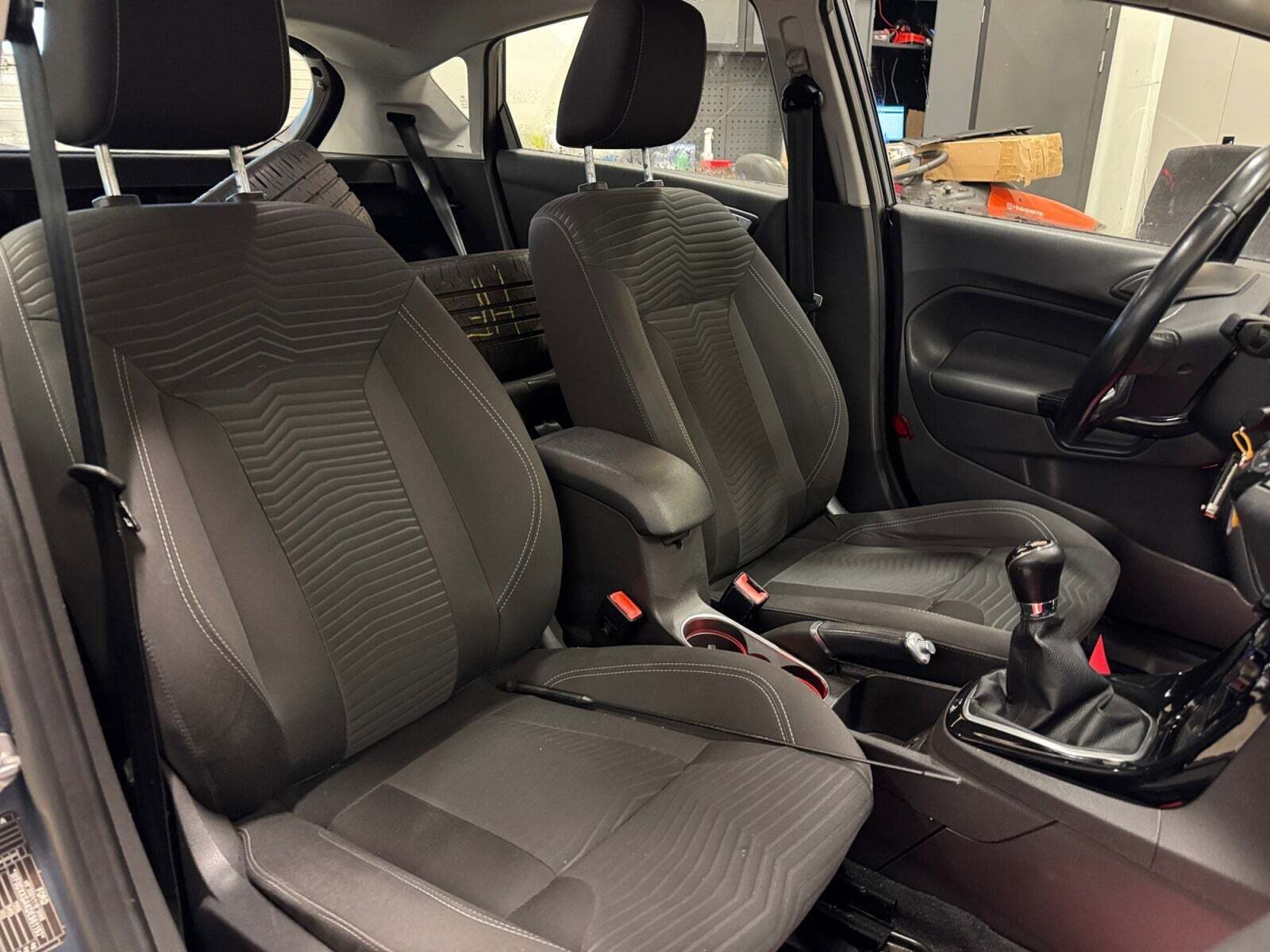 Grå Ford Fiesta fra 2014