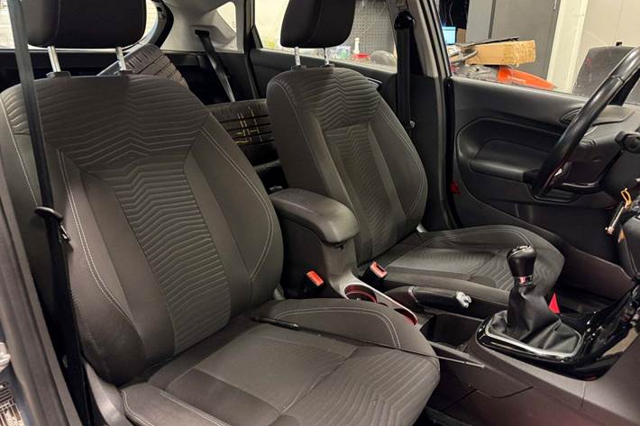 Grå Ford Fiesta fra 2014