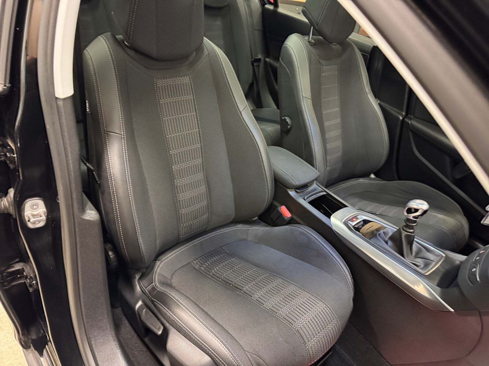 Sort Peugeot 308 fra 2019