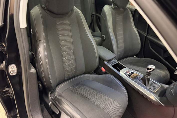 Sort Peugeot 308 fra 2019