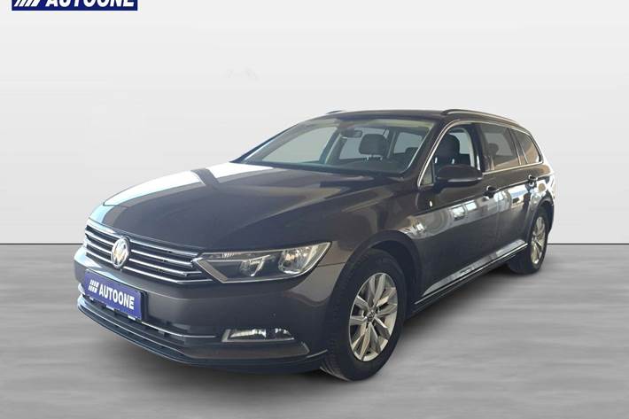Brun VW Passat fra 2018 set udefra