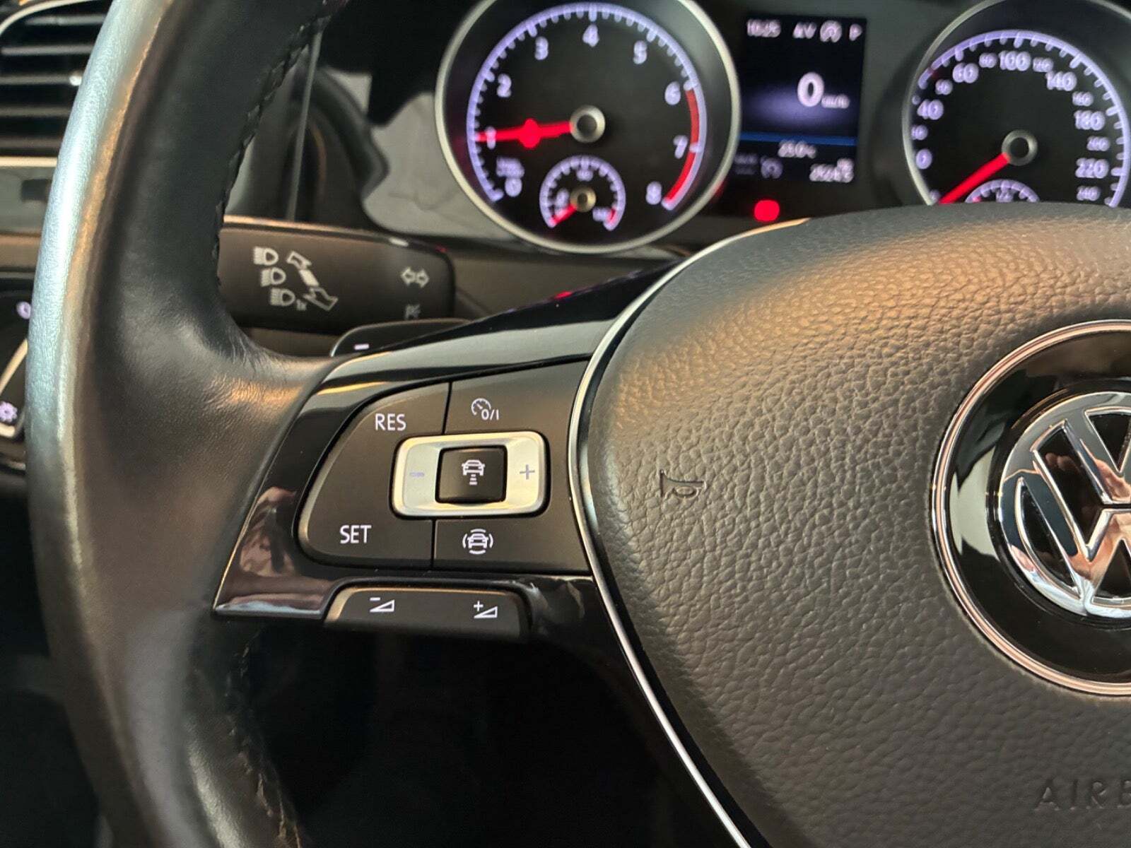 Grå VW Golf VII fra 2019