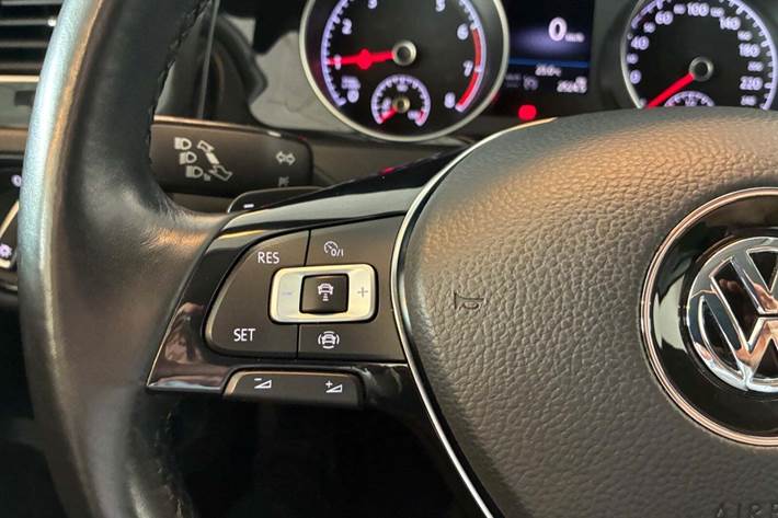 Grå VW Golf VII fra 2019