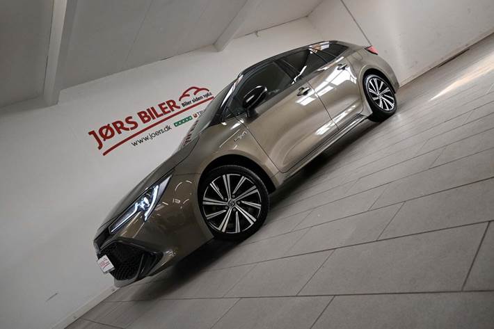 Beige Toyota Corolla fra 2021