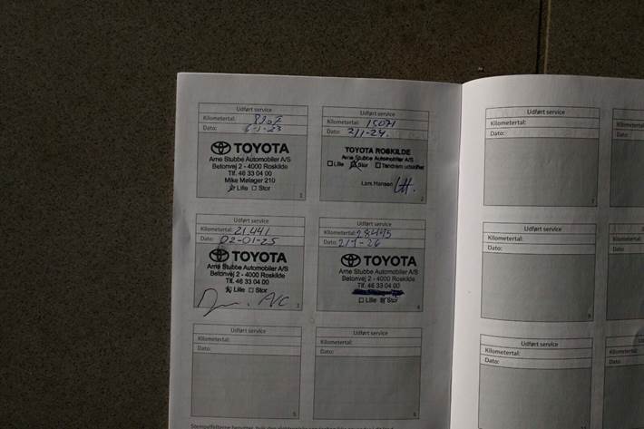 Beige Toyota Corolla fra 2021