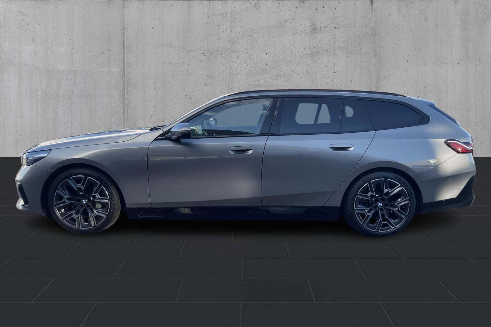 BMW i5 eDrive40 Touring Fully Charged