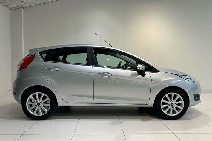 Sølv Ford Fiesta fra 2016