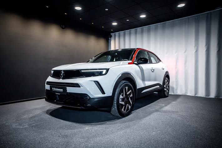 Hvid Opel Mokka-e fra 2023 set udefra