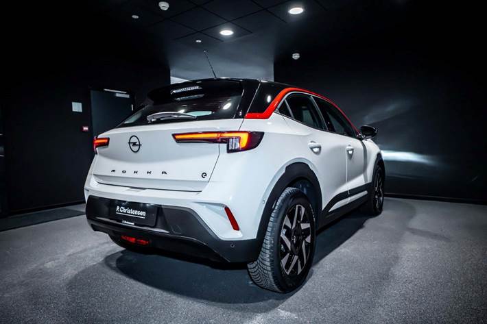 Hvid Opel Mokka-e fra 2023