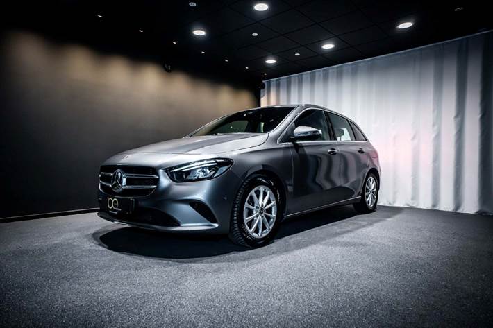Grå Mercedes B200 fra 2020