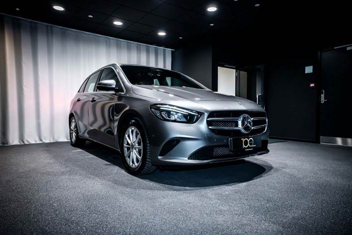 Grå Mercedes B200 fra 2020