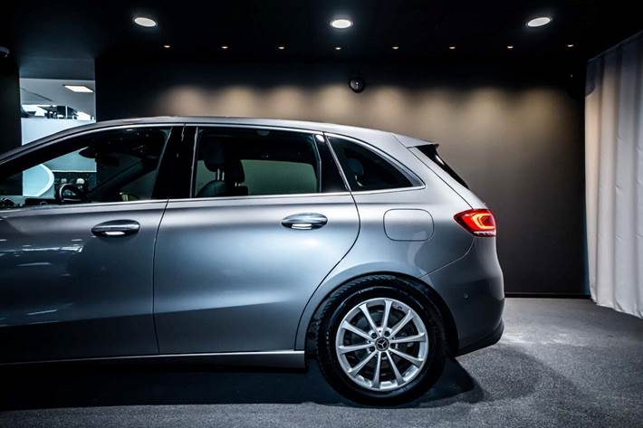 Grå Mercedes B200 fra 2020