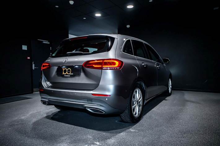 Grå Mercedes B200 fra 2020
