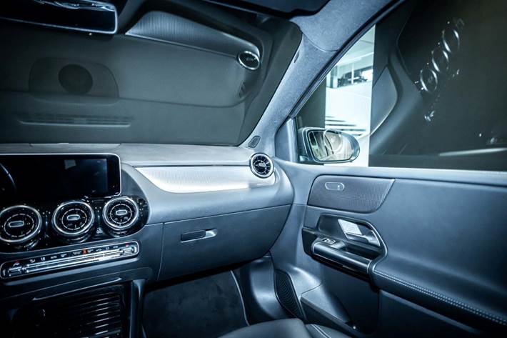 Grå Mercedes B200 fra 2020