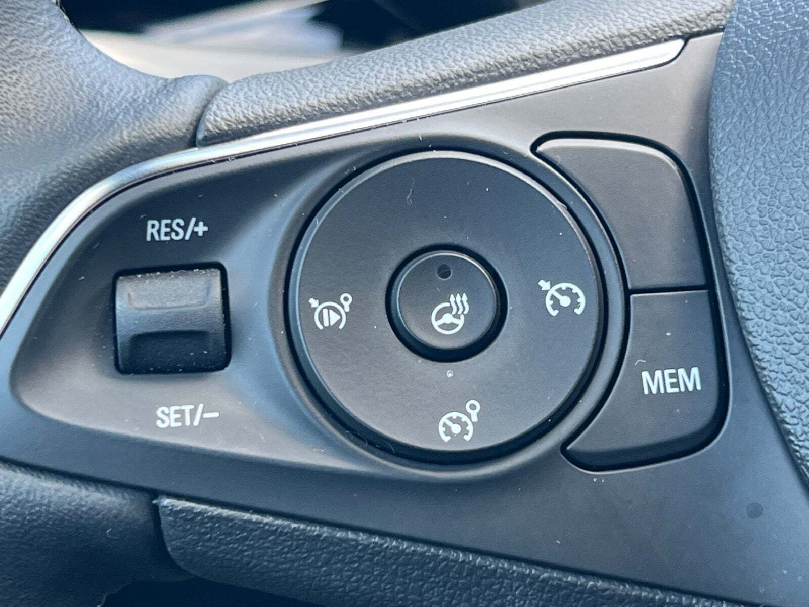 Grøn Opel Mokka-e fra 2023