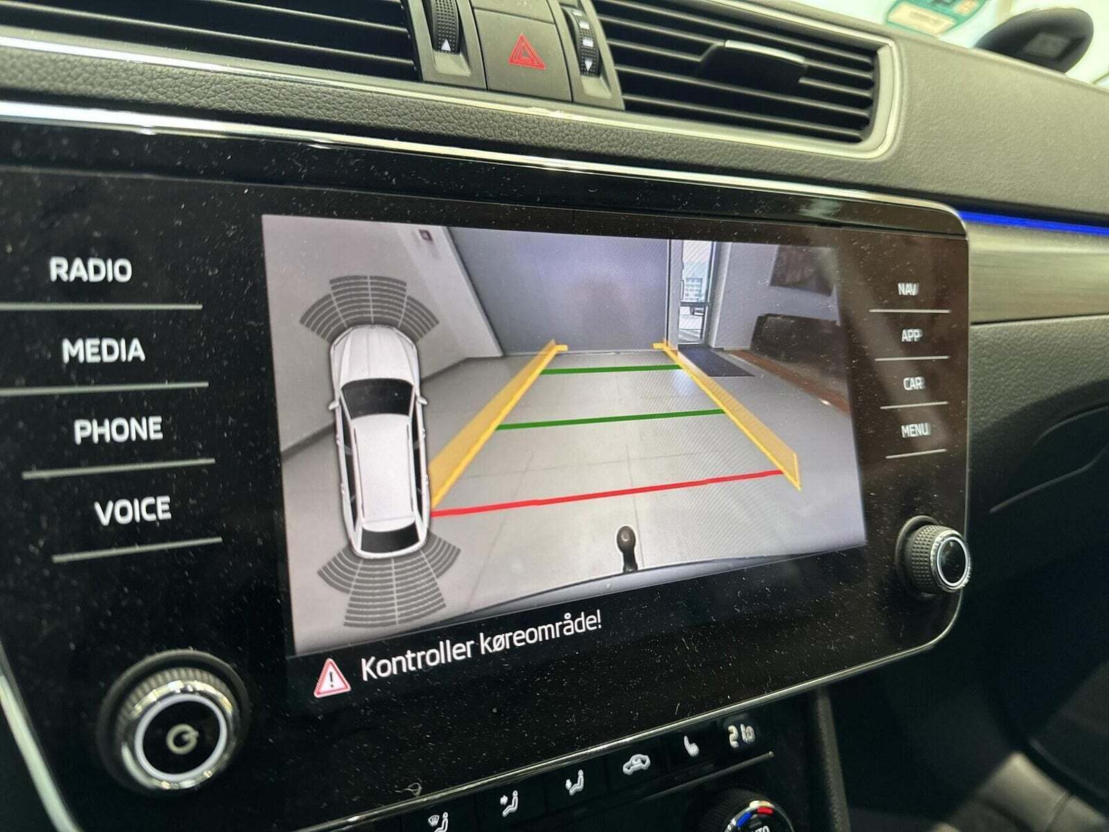 Grå Skoda Superb fra 2019