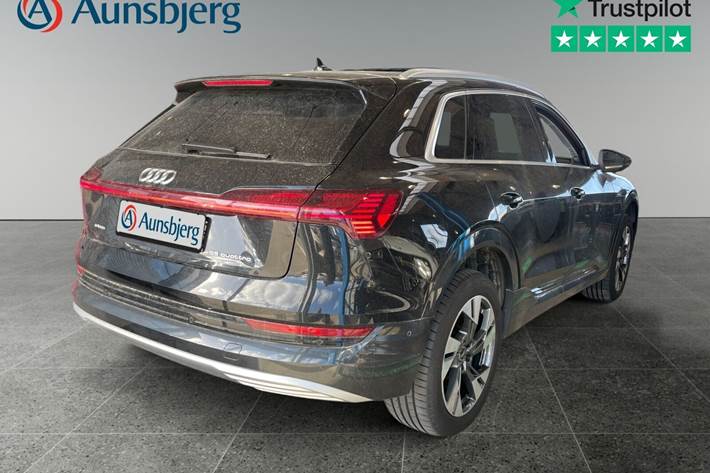 Beige Audi e-tron fra 2022