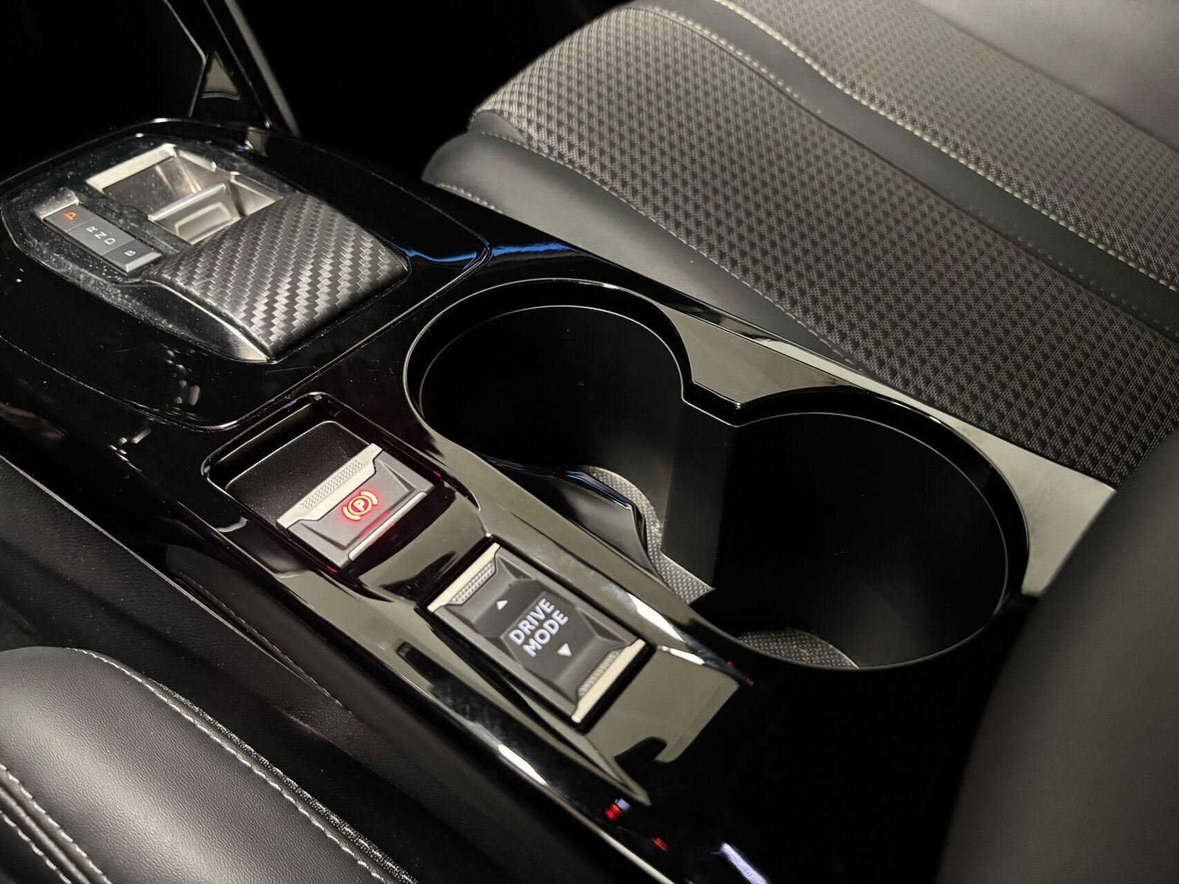 Grå Peugeot e-208 fra 2023